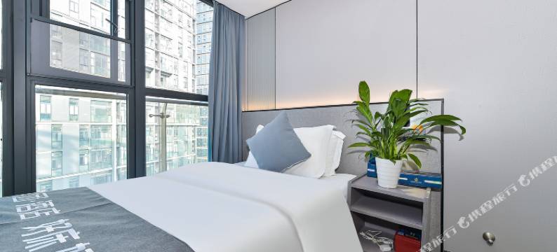 天鹅岛主题酒店(贵阳高铁北站店)图片