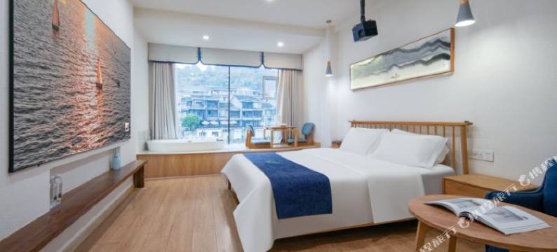 山谷花间.人文美学设计师观沱江夜景民宿(凤凰古城店)图片