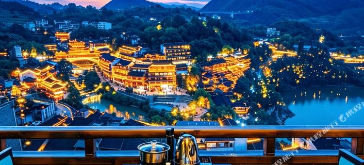 十二城·观夜景江景网红美宿(芙蓉镇大瀑布店)图片