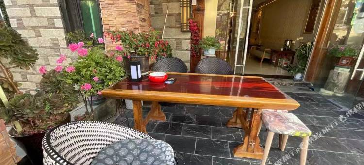 稻城亚丁圣吉酒店图片