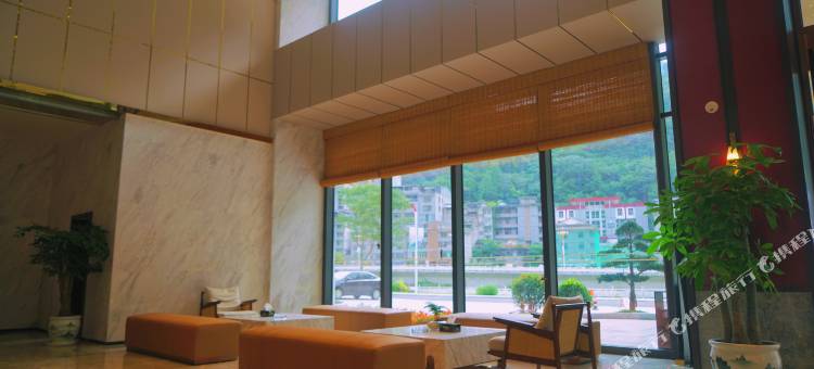 宝兴夹金山大酒店图片