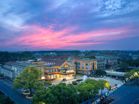 兴华大酒店(德清钟管汽车站店)