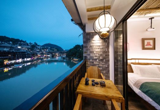 金水岸·慕名主题文创体验民宿（凤凰古城店）外景图