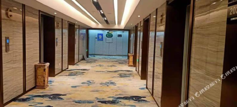 乙尊轻奢酒店(乌鲁木齐高铁站经开万达广场店)图片