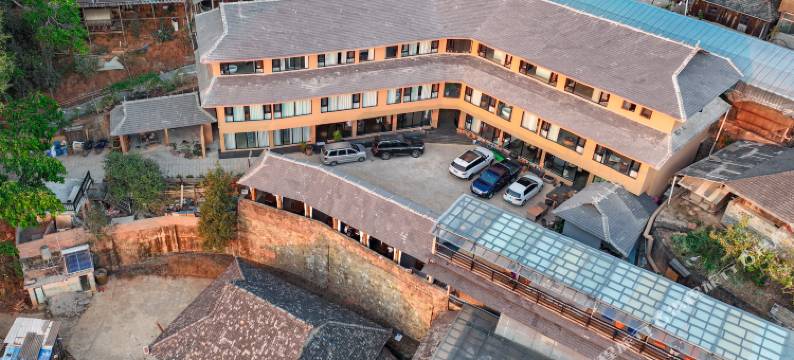 哎冷山深居图片