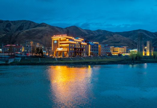 康定新都桥雅莫林卡酒店（摄影天堂小镇店）外景图