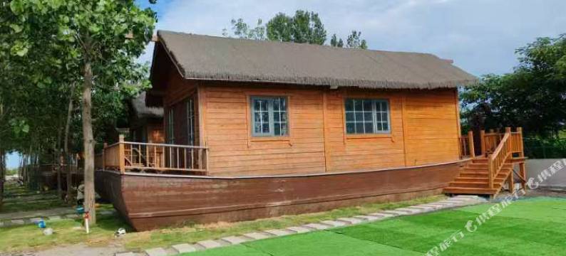 日照海边大船民宿图片