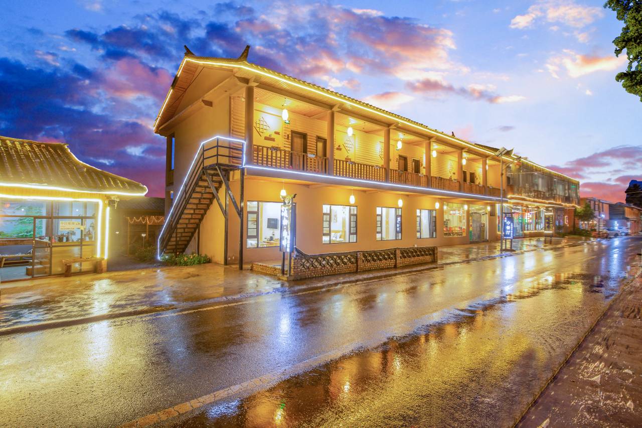 泸沽湖良栖湖畔民宿(情人滩店)