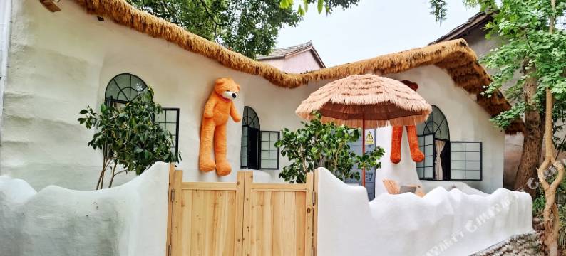 小熊在河边的小院子图片