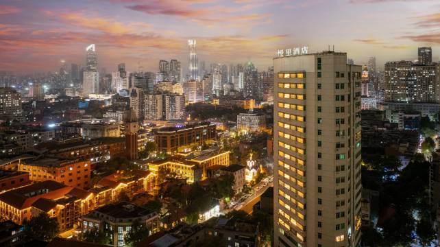 慢里酒店MOMENTUM(武汉江滩江汉路步行街店)