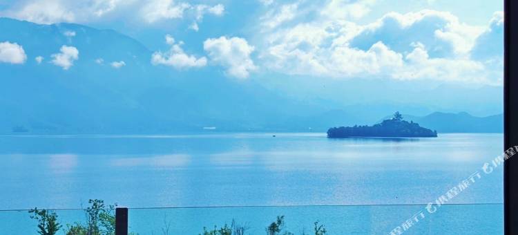 泸沽湖泊岸度假半山湖景酒店图片