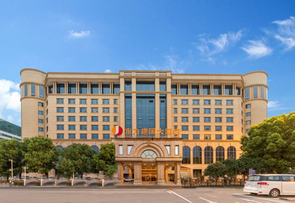 武汉东方建国大酒店外景图