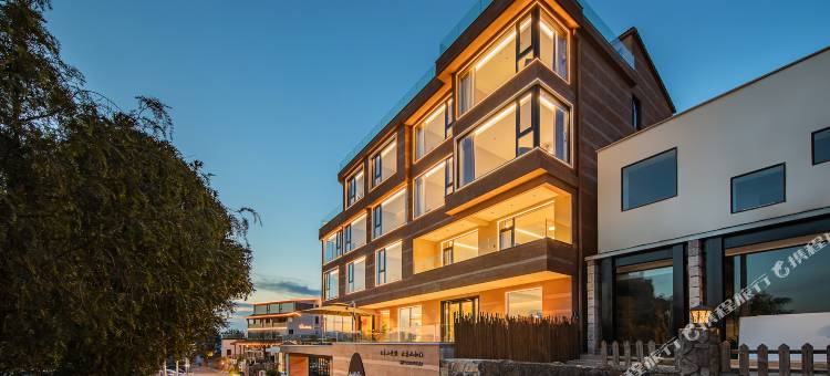 下岩贝山上的云民宿图片