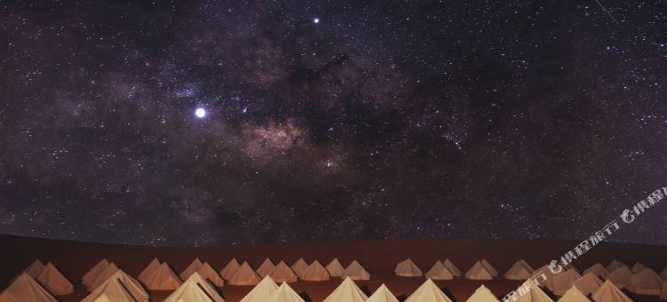 腾格里仰望星空露营地图片