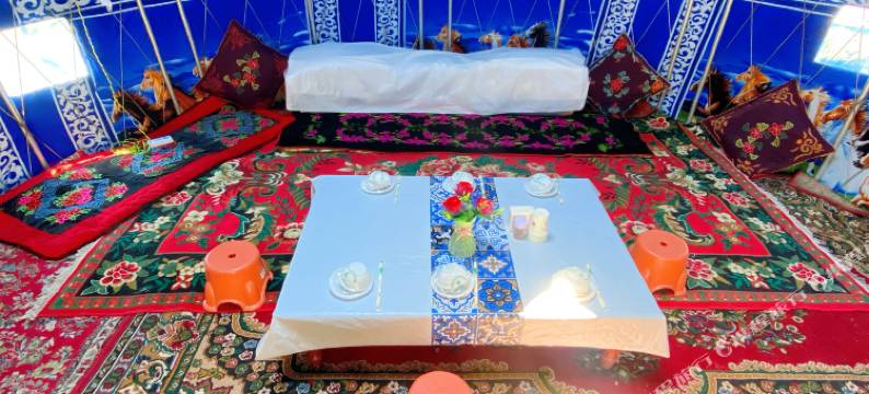 赛里木湖毡房姑娘牧家乐图片