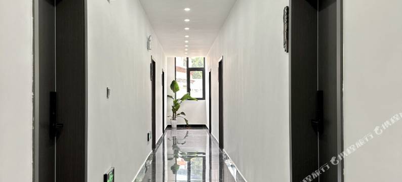 康定隐里山居(康定情歌广场溜溜城店)图片