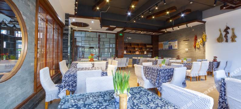 溪岸与山民宿图片