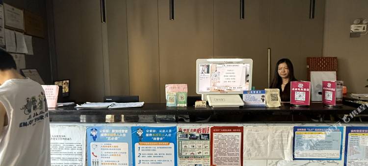 卓威电竞酒店(定陶镜湖广场公交站店)图片
