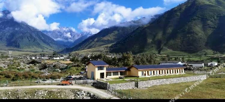 冶勒湖圣湖秘境客栈图片