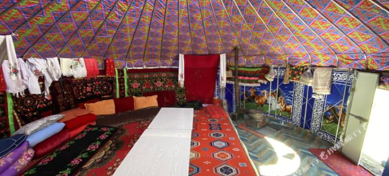 赛里木湖毡房姑娘牧家乐图片