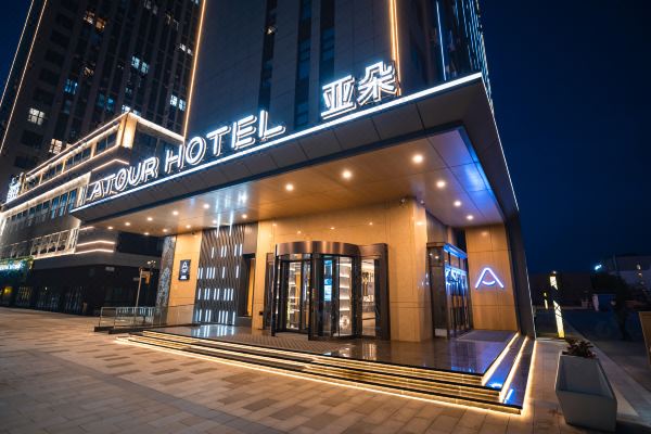 亚朵酒店位于威海路新大e时代,地处威海路与仙台大街交汇处(赛德广场