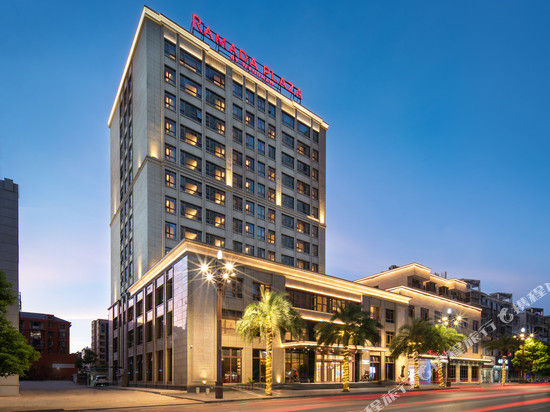 鄱阳顶峰华美达广场酒店