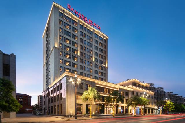 鄱阳顶峰华美达广场酒店