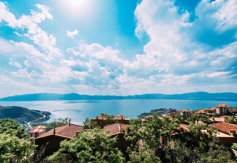 Fuxian Lake Tranquil Qingfeng B&B over view