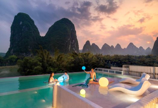 Mid-mountain Cloud & Water HotelHotel Overview