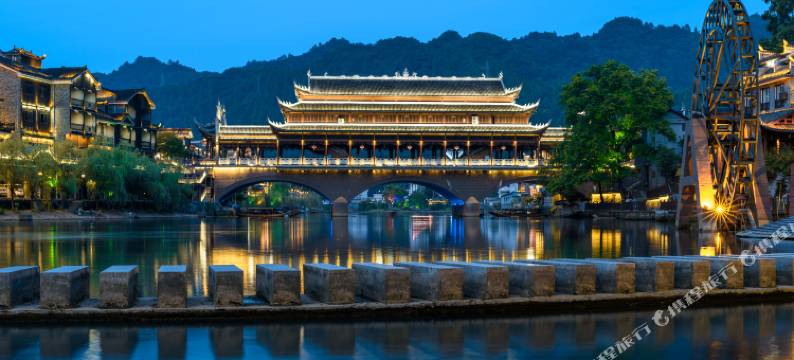 山谷花间.人文美学设计师观沱江夜景民宿(凤凰古城店)图片