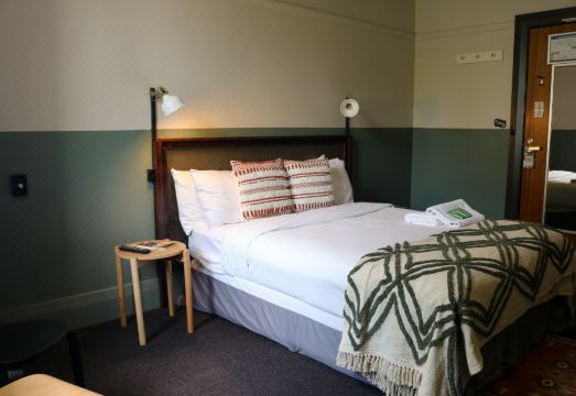 Darlo Bar Darlinghurst Hotel Overview