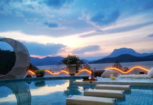 泸沽湖星也云奢美宿外景图