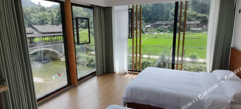 小丹江苗寨江畔全景民宿图片