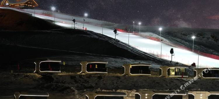 将军山国际滑雪度假区山顶太空舱滑雪度假营地图片