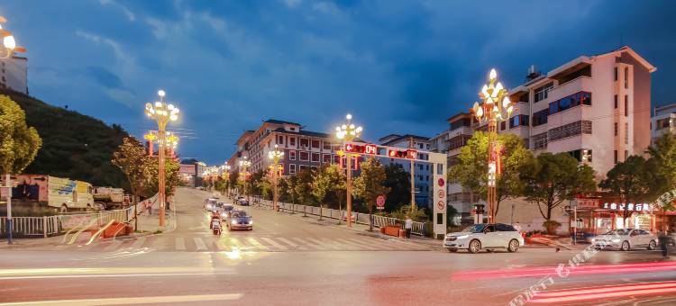 广州久龙酒店(镇雄天景泽园店)图片