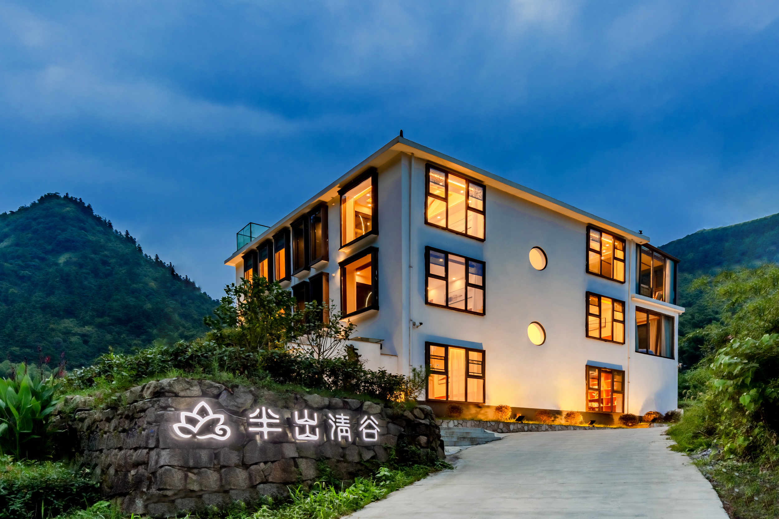 Banchu Qinggu Wei Hotel Over view