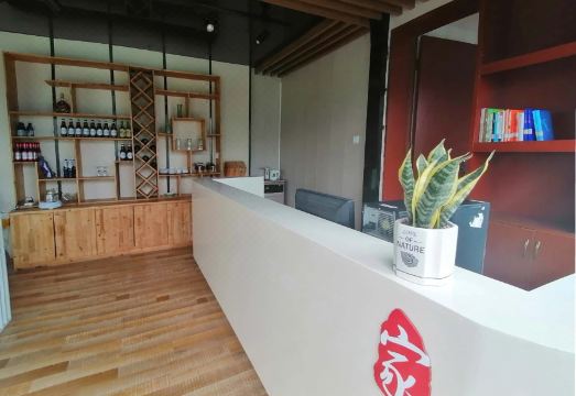 Fangwai Qingshe Liye Shemei Su (Longtan Lake) Hotel Overview