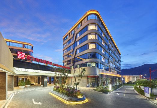 拉萨天峯希尔顿花园酒店外景图