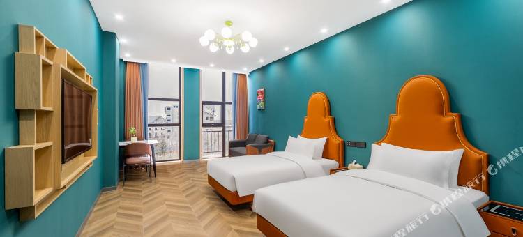 柒色酒店(长白山西景区旅游服务集散中心店)图片