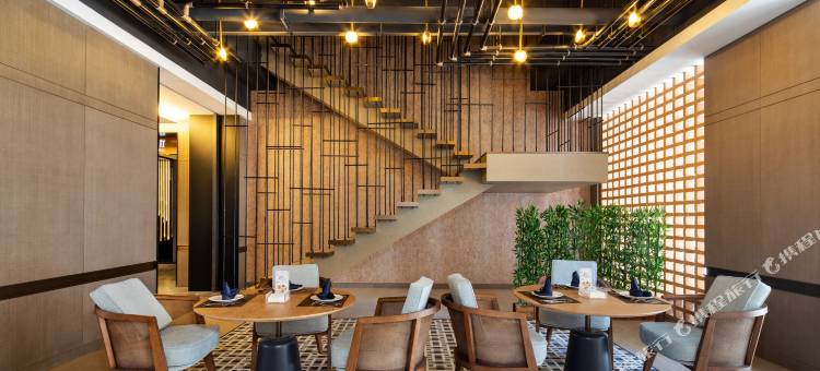 稻城亚丁来麓岷山饭店图片