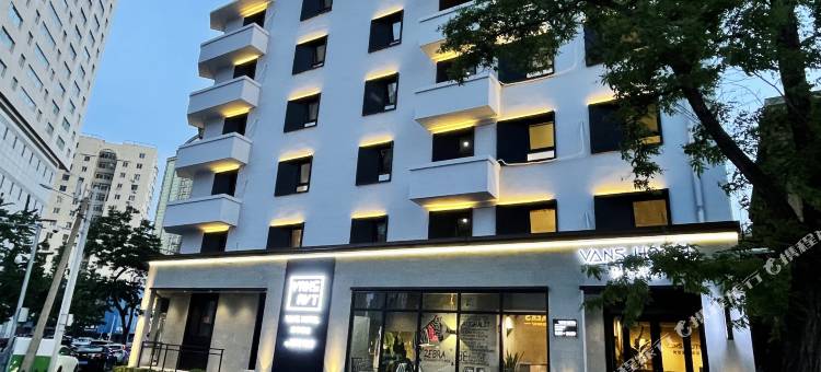 VANS梵石艺术酒店(大连中山广场店)图片