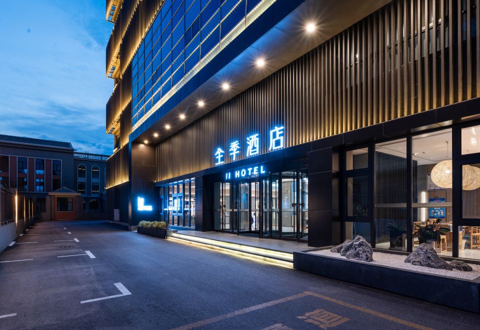  Hotel Overview
