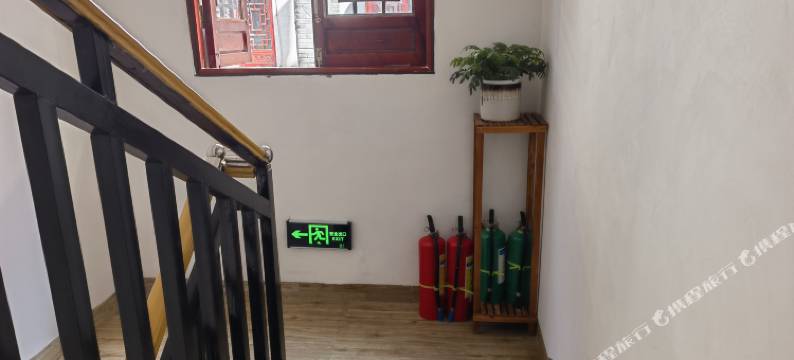 百里杜鹃花开正好客栈图片