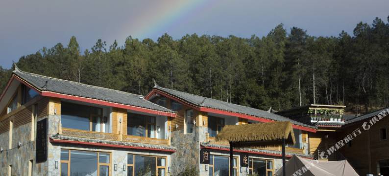 泸沽湖泊岸度假半山湖景酒店图片