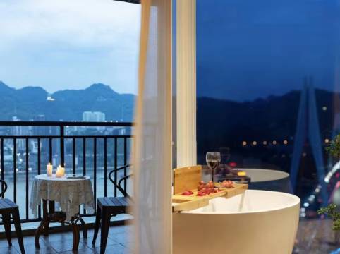 西双版纳景洪繁花江景民宿(告庄星光夜市店)