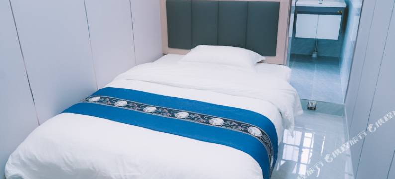 凌白民宿(昆明火车站店)图片