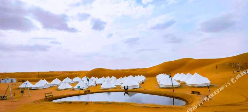 野奢天际全景沙漠露营地图片