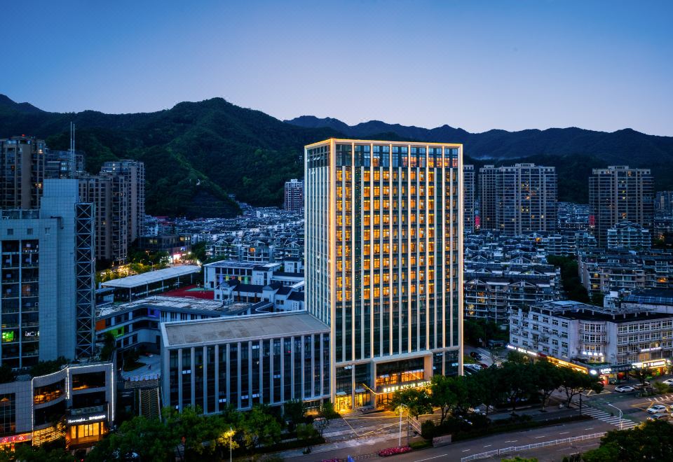 杭州建德新安江风景区新安东路亚朵酒店外景图