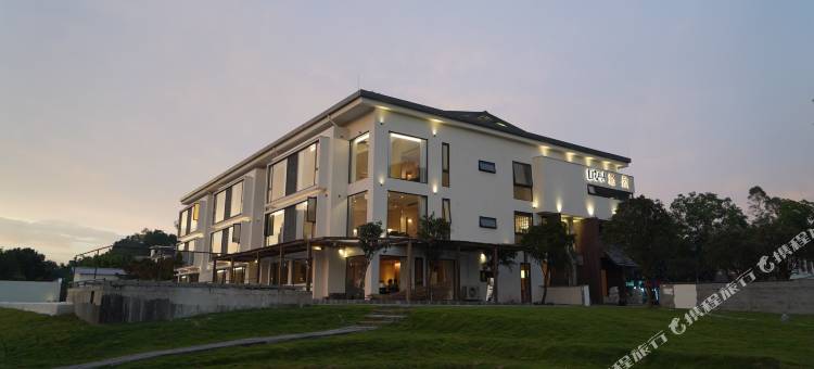 悠然江畔设计师艺术酒店图片