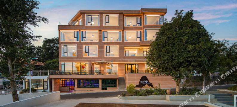 下岩贝山上的云民宿图片